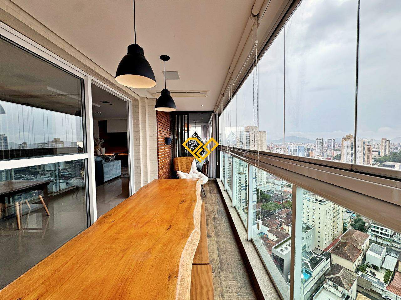Apartamento para aluguel no Embaré: Varanda com churrasqueira