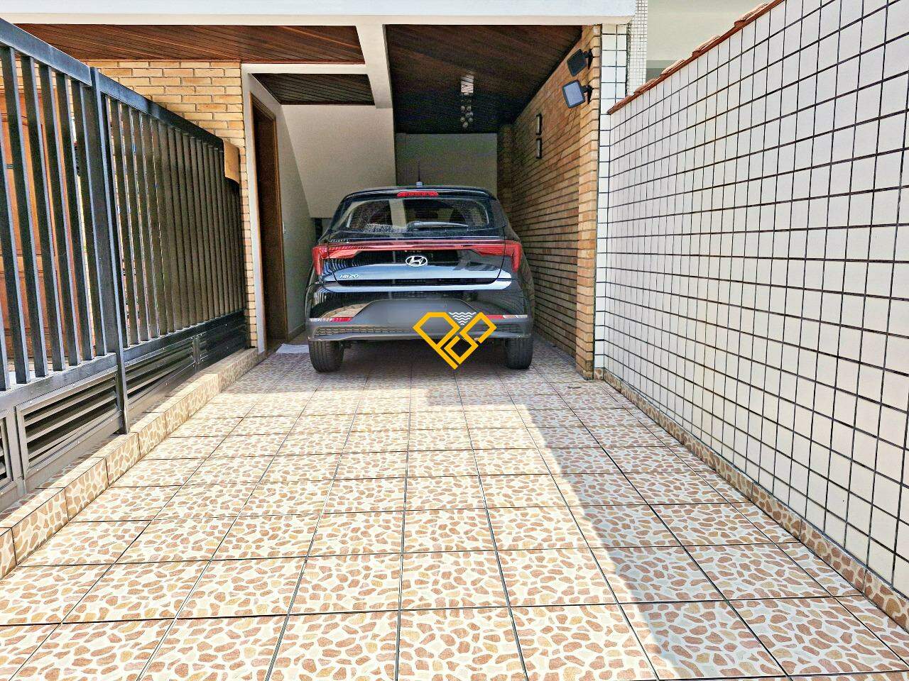 Sobreposta Alta à venda no Embaré: Garagem