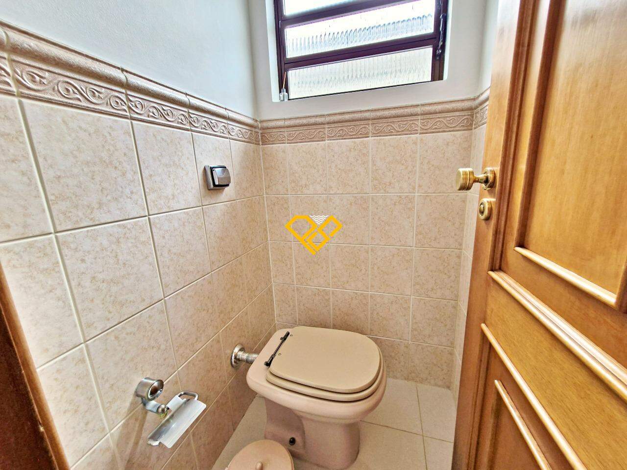 Sobreposta Alta à venda no Embaré: Lavabo
