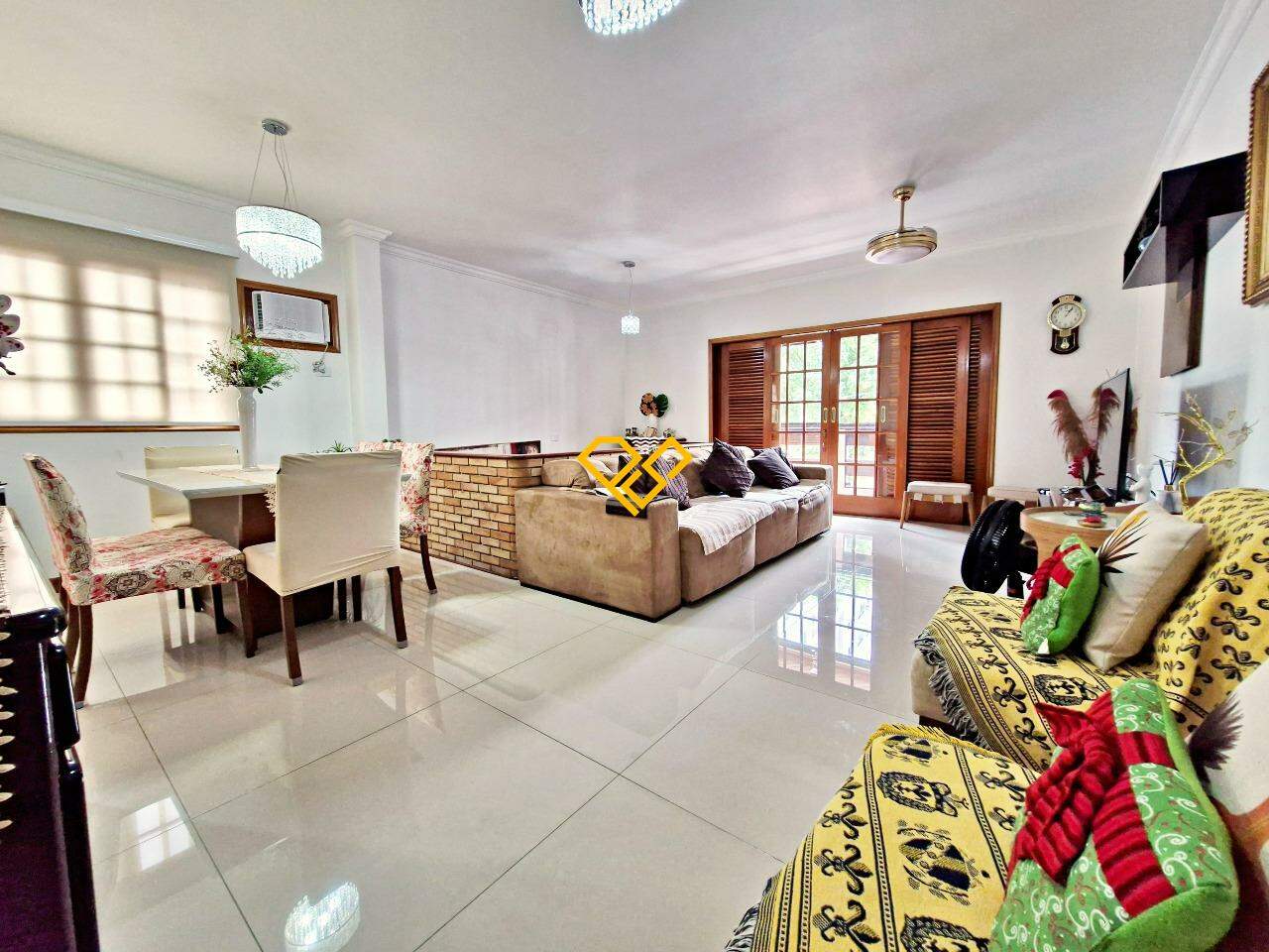 Sobreposta Alta à venda no Embaré: Sala