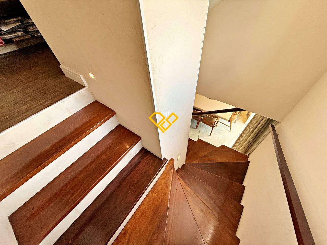 Cobertura à venda no Gonzaga: escada de acesso aos andares