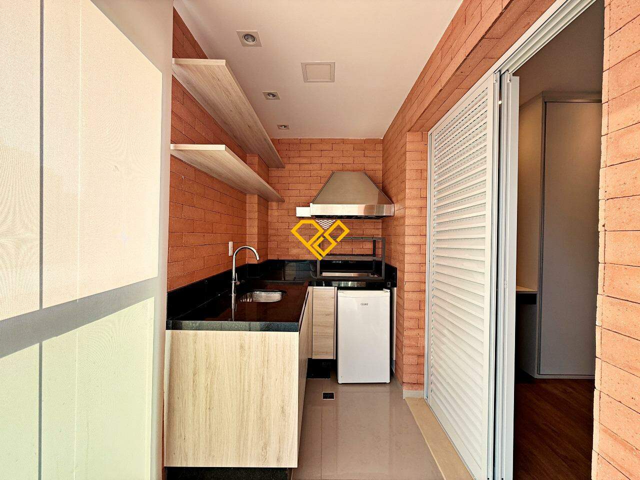 Apartamento para aluguel no Embaré: Varanda com churrasqueira