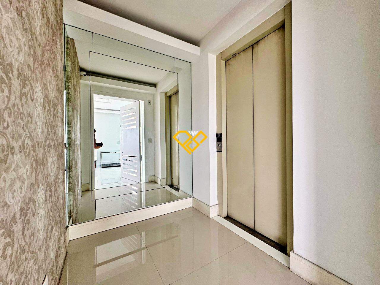 Apartamento para aluguel no Ponta da Praia: Hall privativo