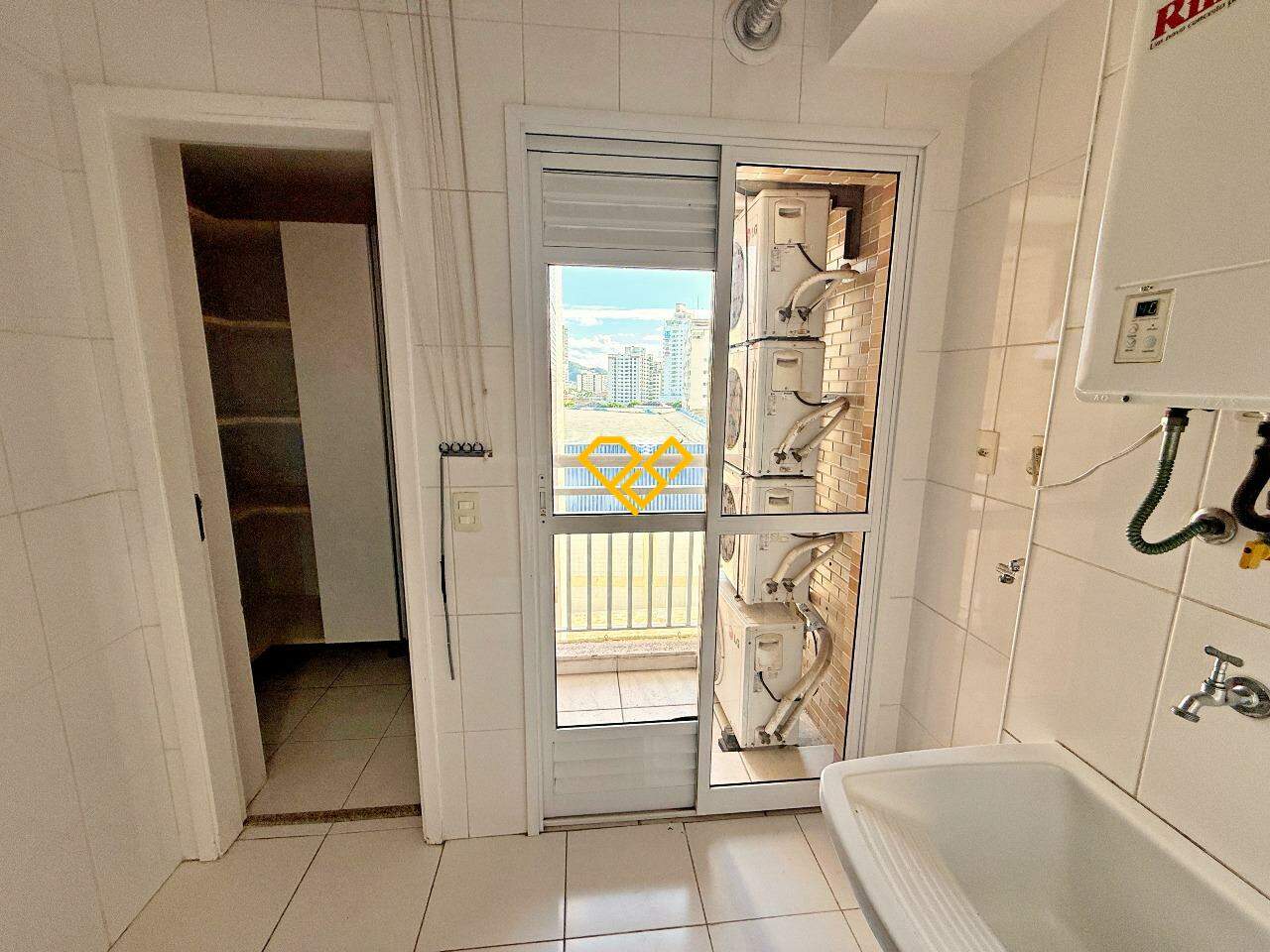 Apartamento para aluguel no Ponta da Praia: Área de serviço