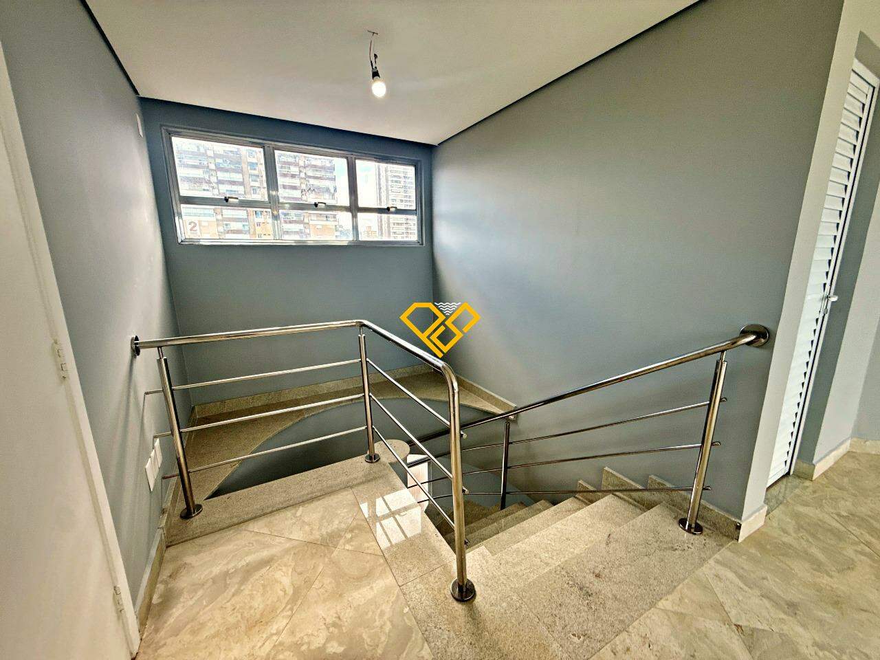 Cobertura à venda no Gonzaga: Escada