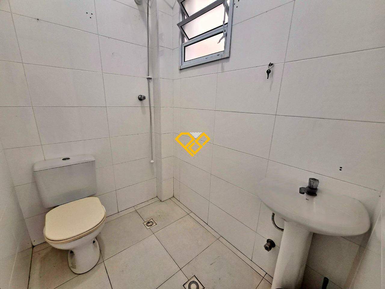 Casa à venda no Macuco: Wc da garagem