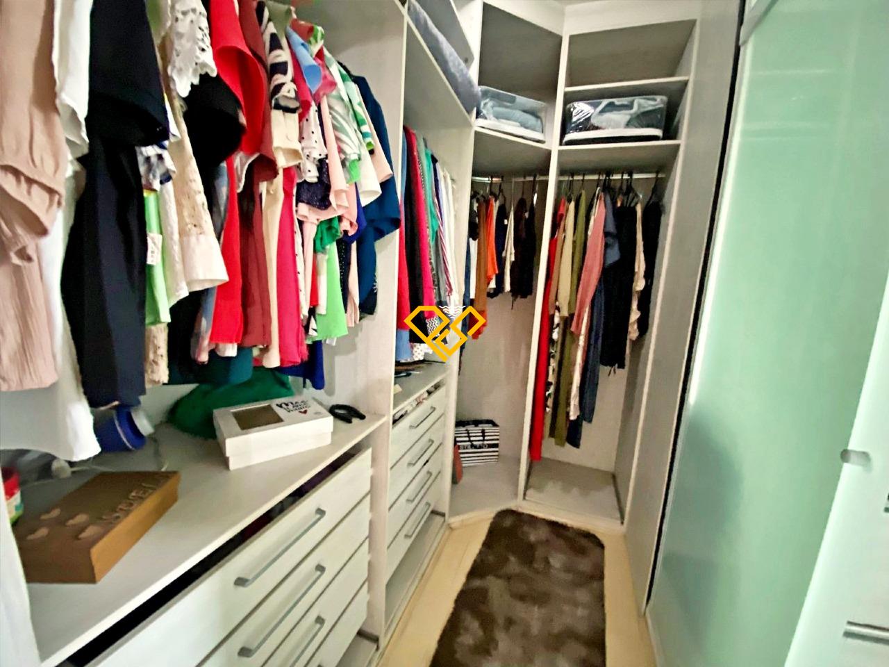 Apartamento à venda no Gonzaga: Suíte 1 - closet