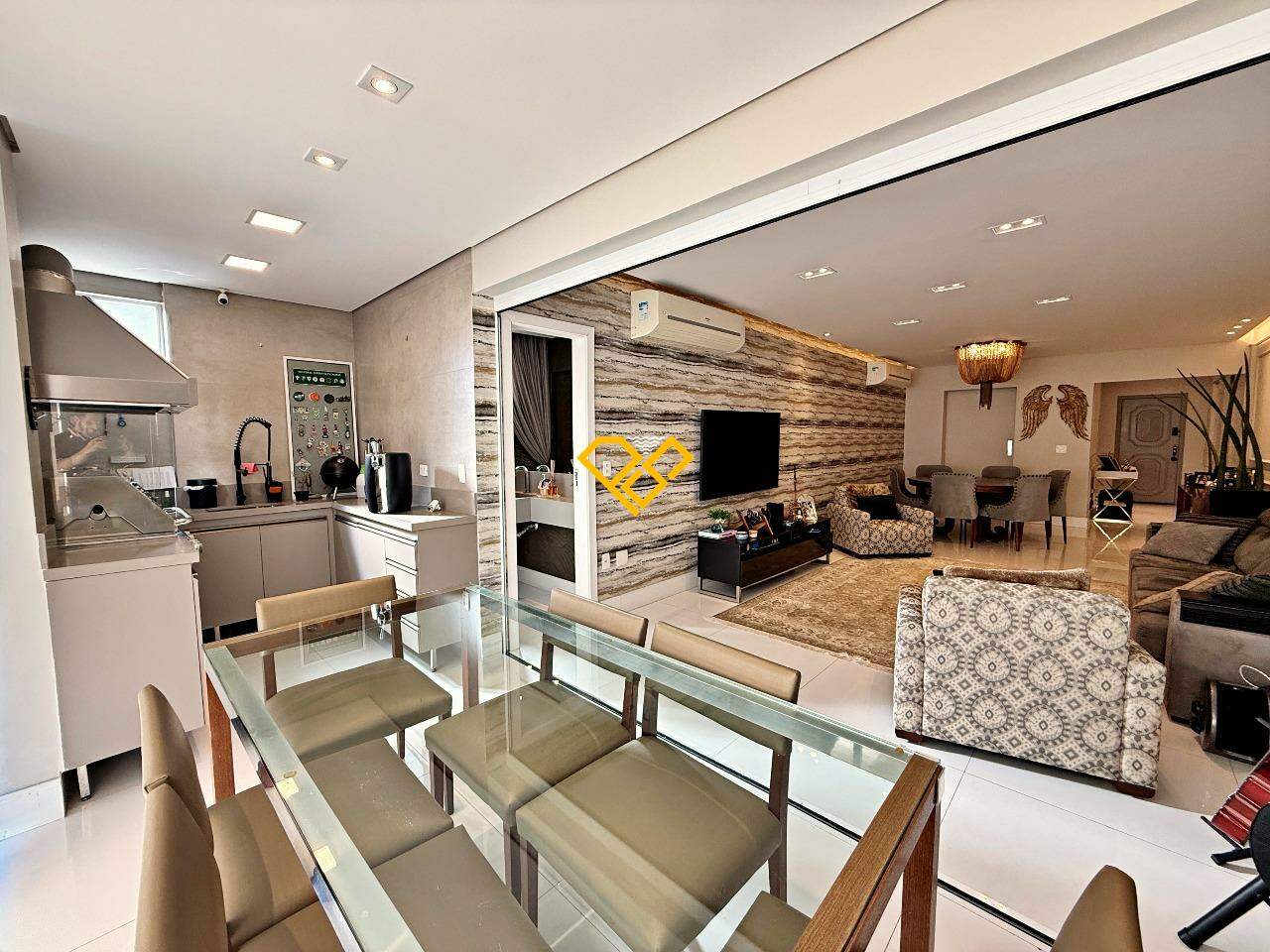 Apartamento à venda no Embaré: Sala e varanda