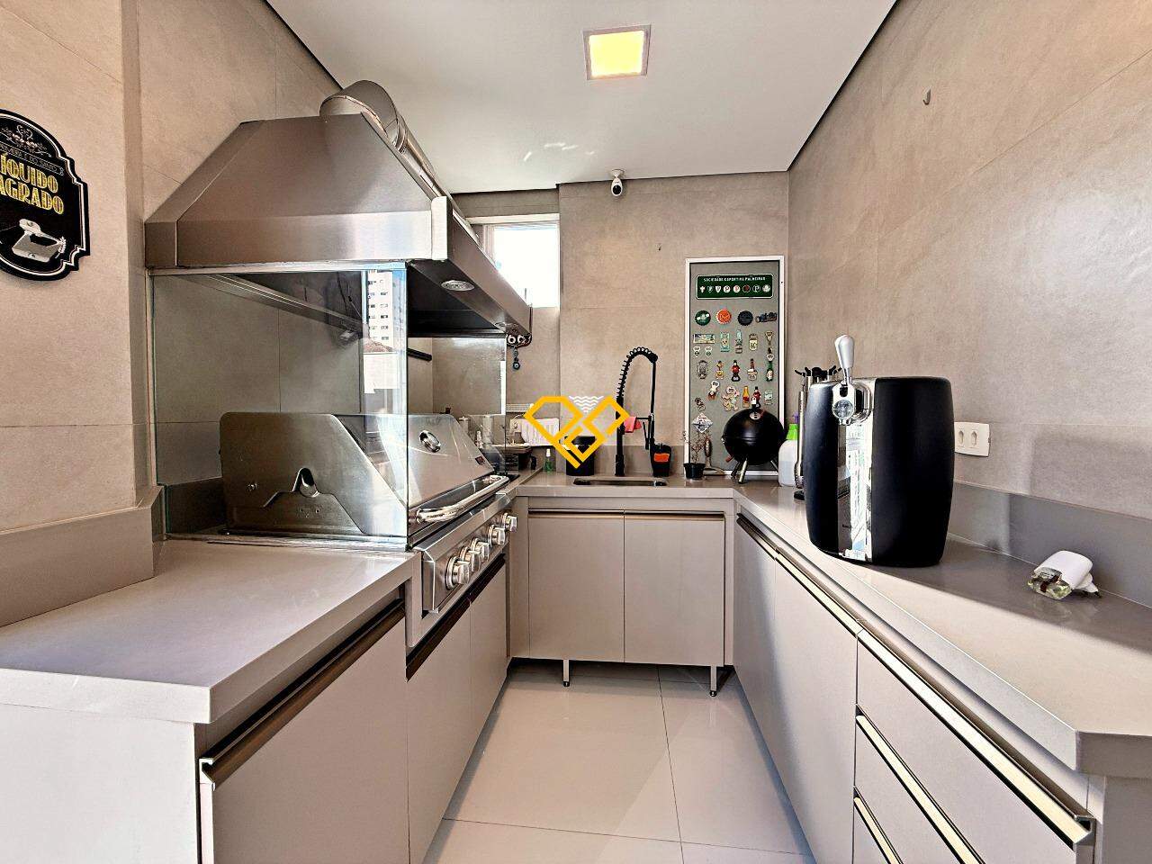 Apartamento à venda no Embaré: Varanda com churrasqueira