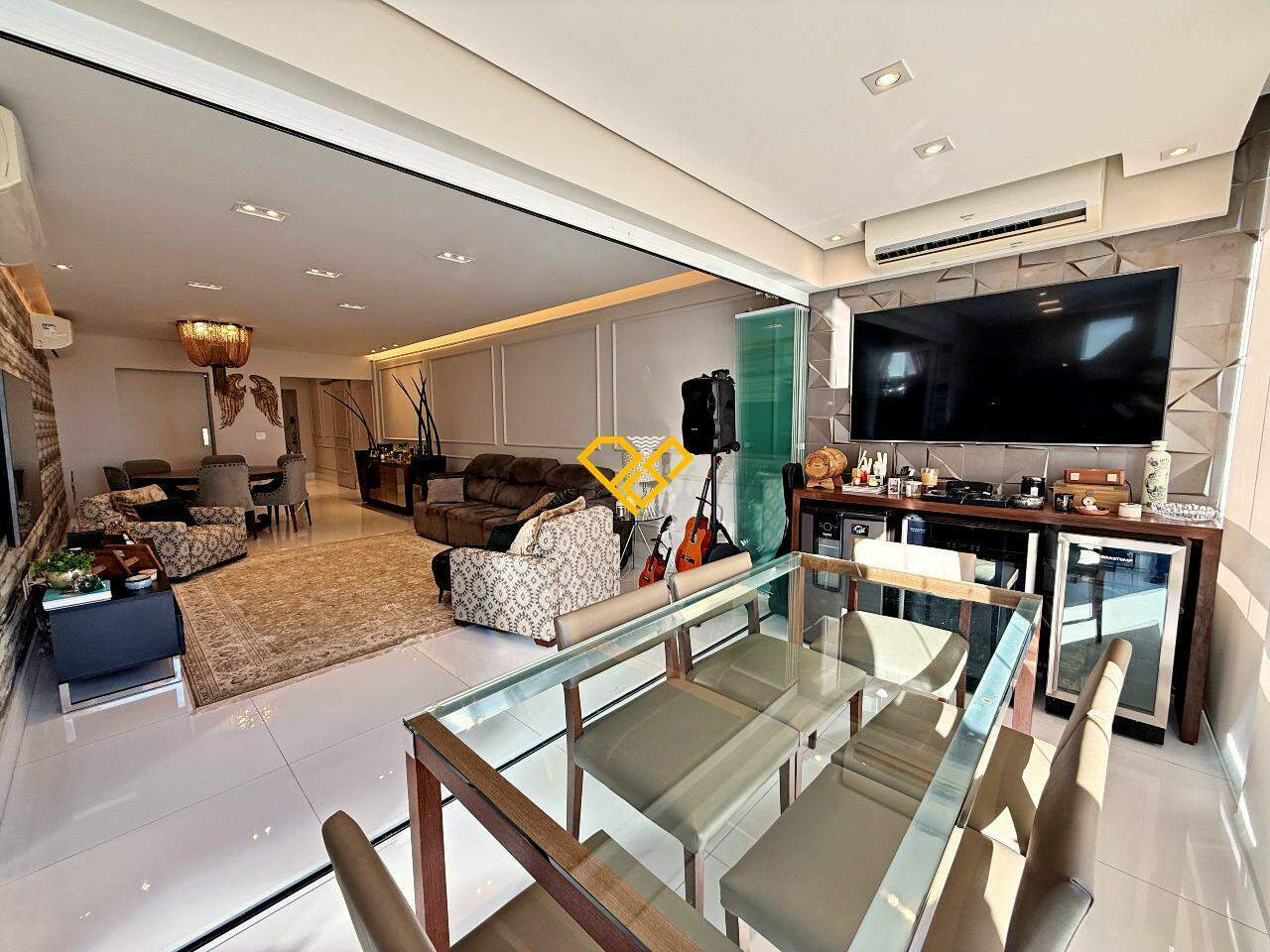 Apartamento à venda no Embaré: Sala e varanda