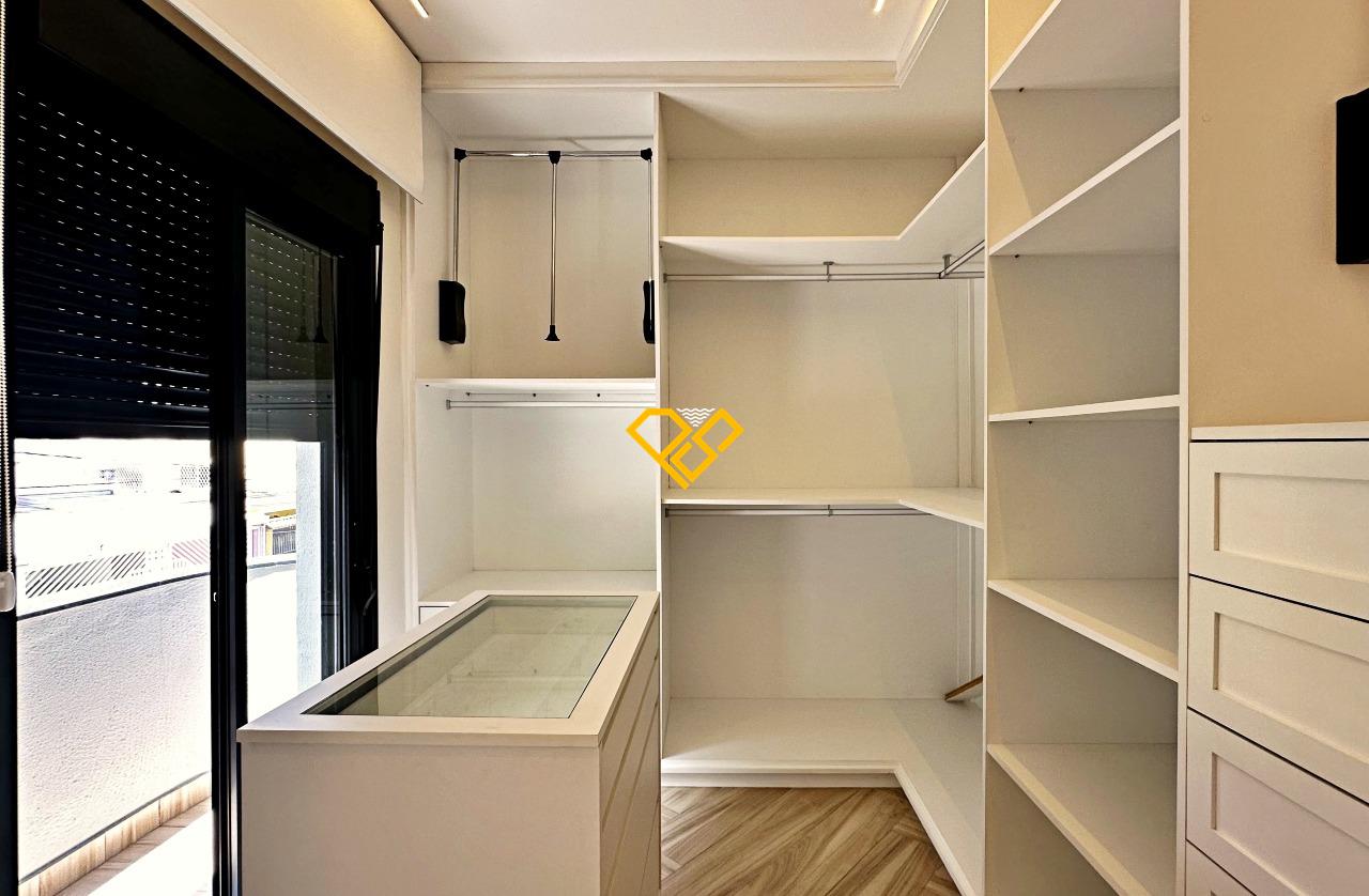 Sobrado à venda no Gonzaga: Dormitório 1 - suíte master - closet