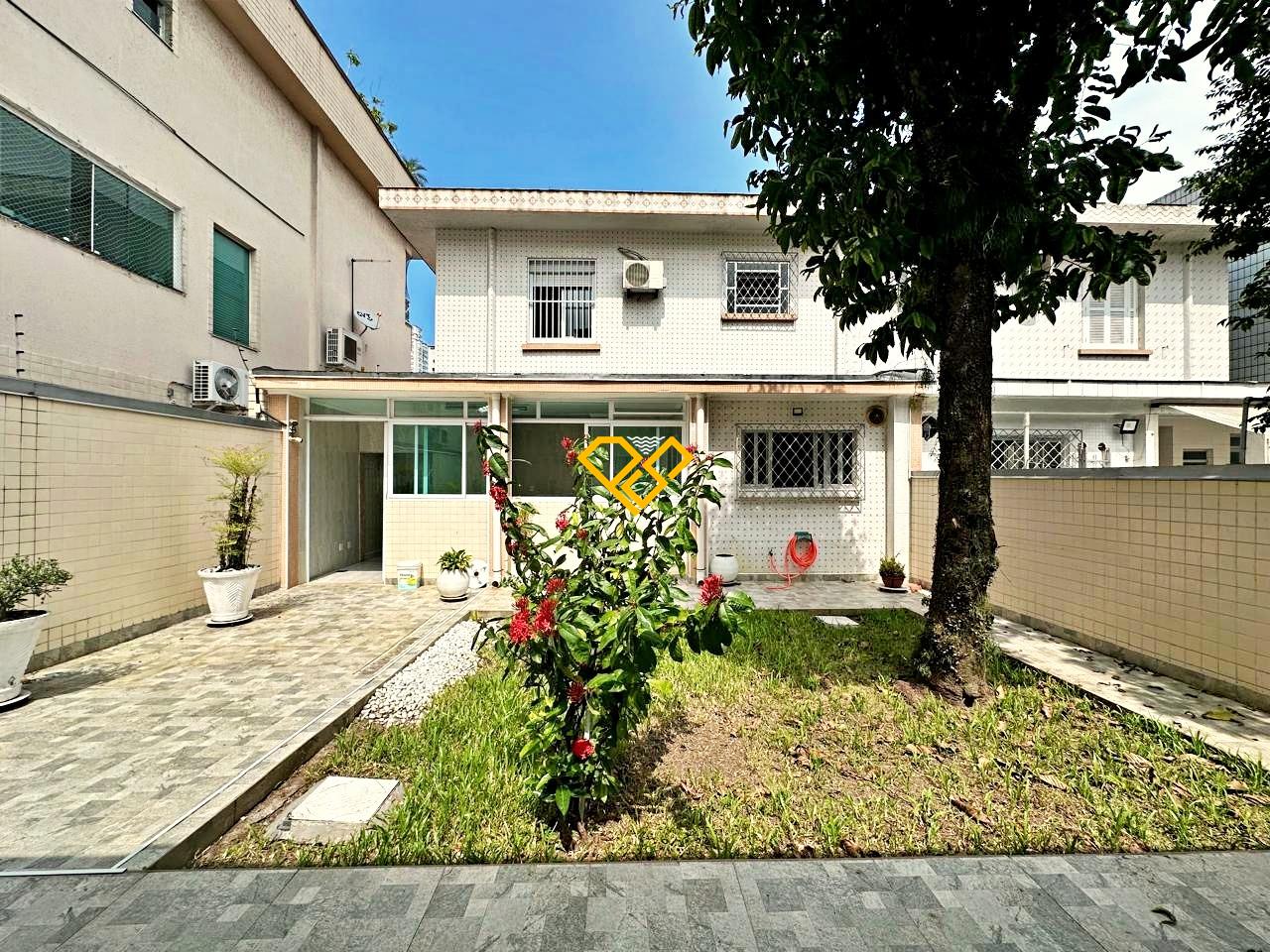 Sobrado à venda no Embaré: Quintal