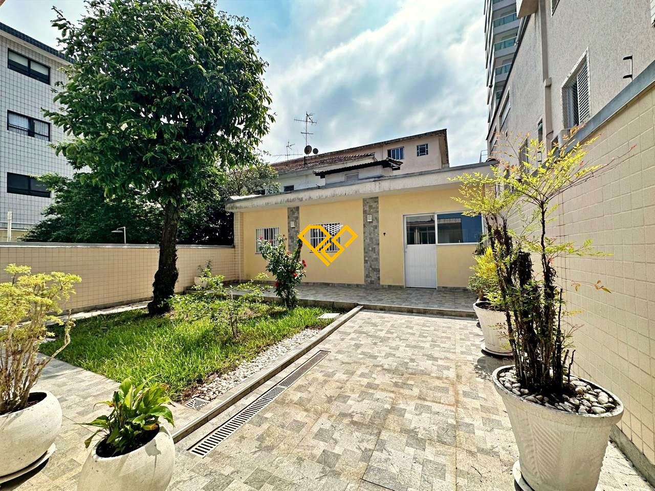 Sobrado à venda no Embaré: Quintal