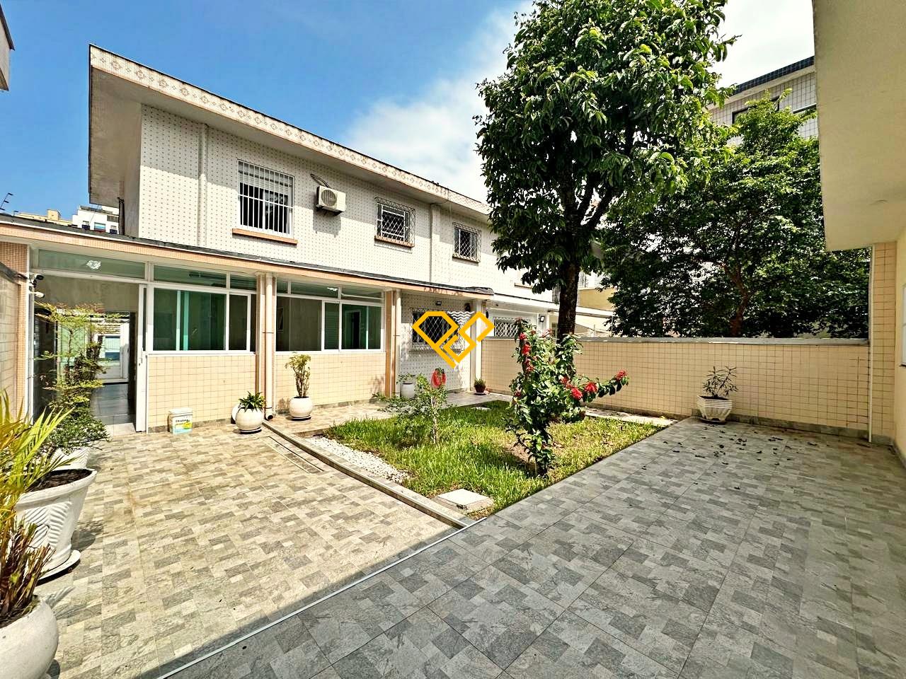 Sobrado à venda no Embaré: Quintal