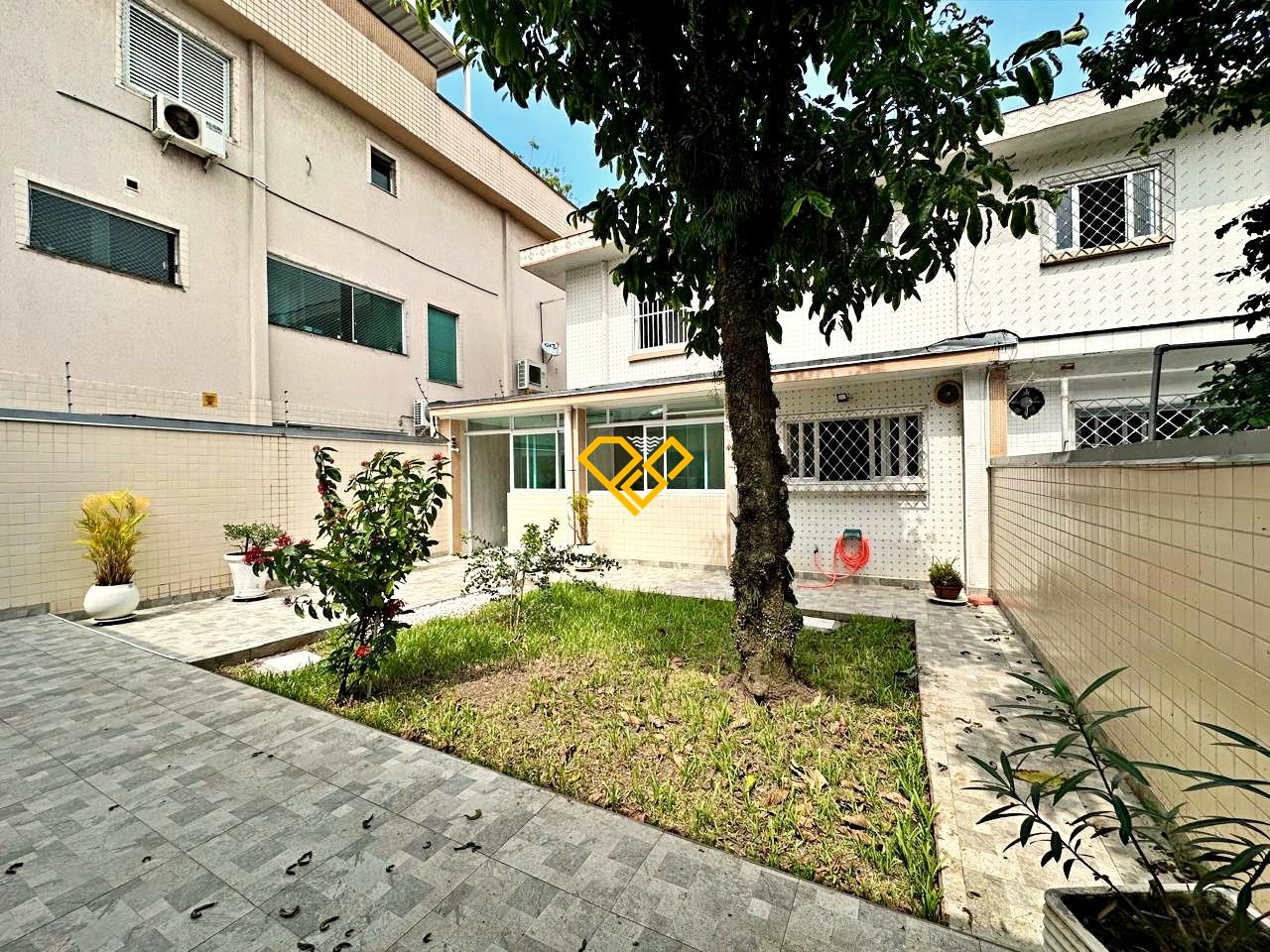 Sobrado à venda no Embaré: Quintal