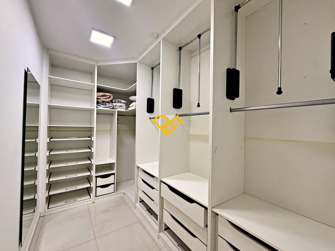Apartamento para aluguel no Ponta da Praia: Dormitório 1 - suíte - closet