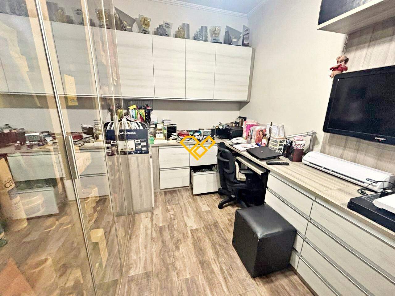 Apartamento à venda no Aparecida: Dependência / escritório