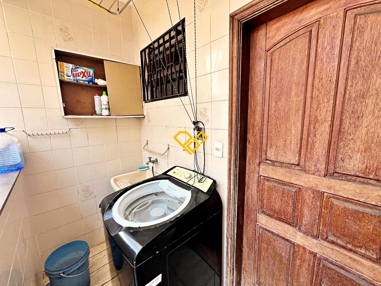 Sobrado à venda no Embaré: Edícula - área de serviço