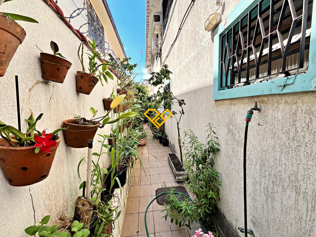 Sobrado à venda no Embaré: Quintal lateral