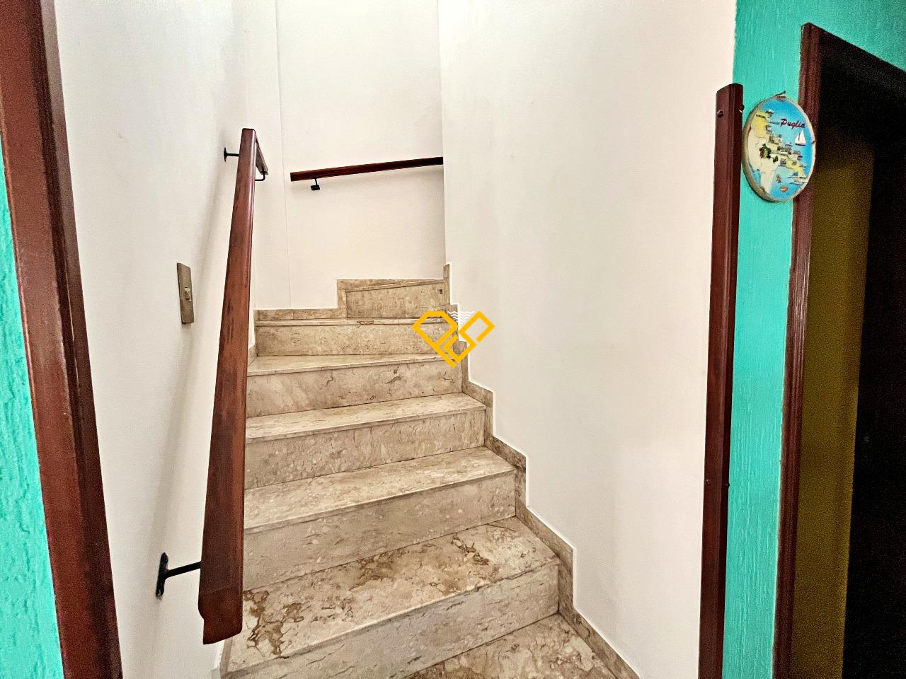 Sobrado à venda no Embaré: Acesso ao 2° piso