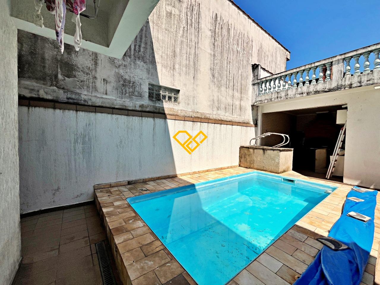 Sobrado à venda no Embaré: Piscina