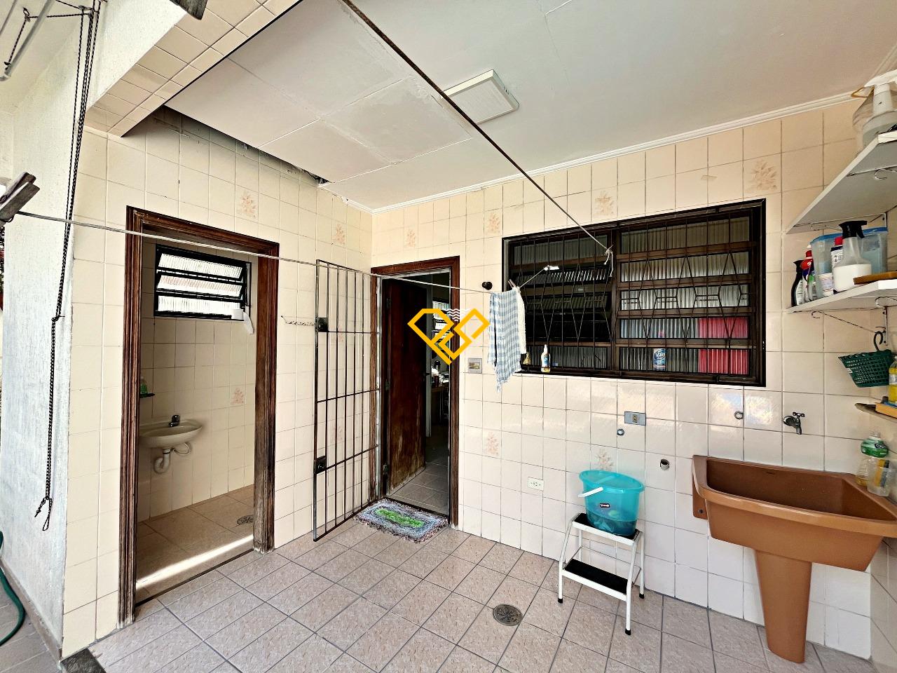 Sobrado à venda no Embaré: Área de serviço