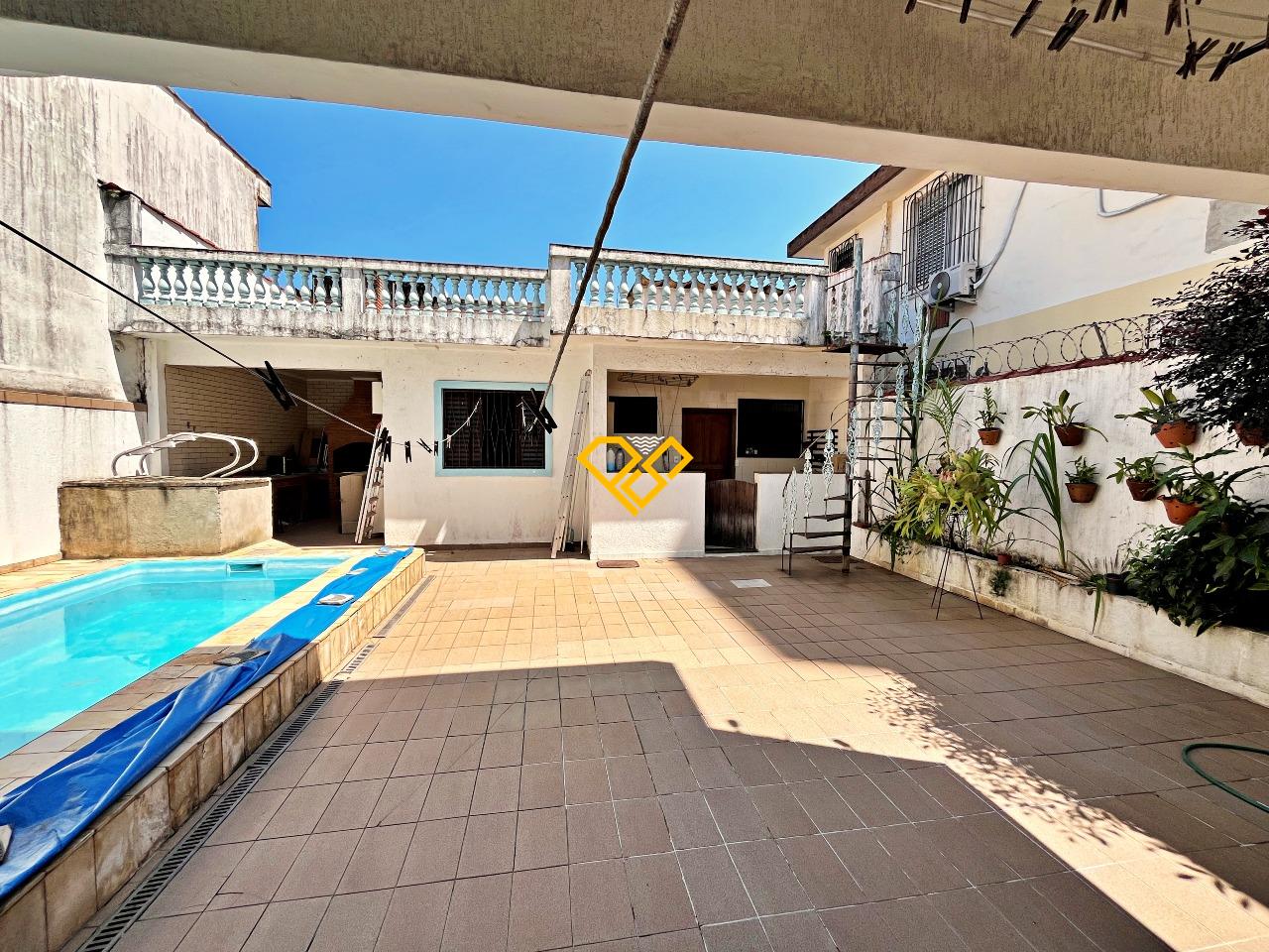 Sobrado à venda no Embaré: Piscina