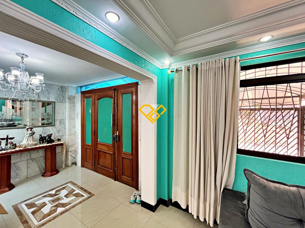 Sobrado à venda no Embaré: Sala