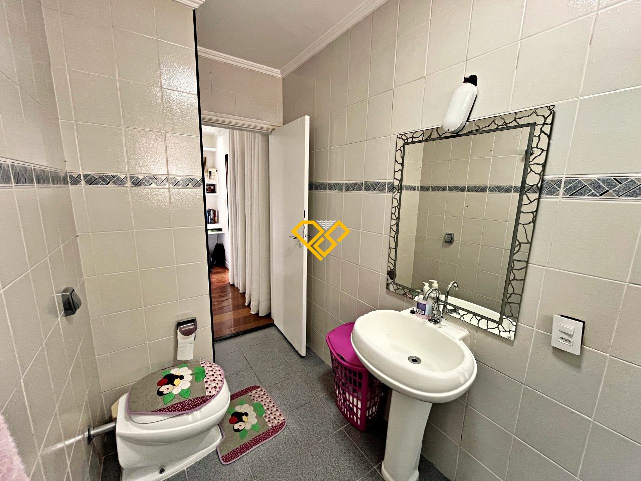 Sobrado à venda no Embaré: Wc de serviço