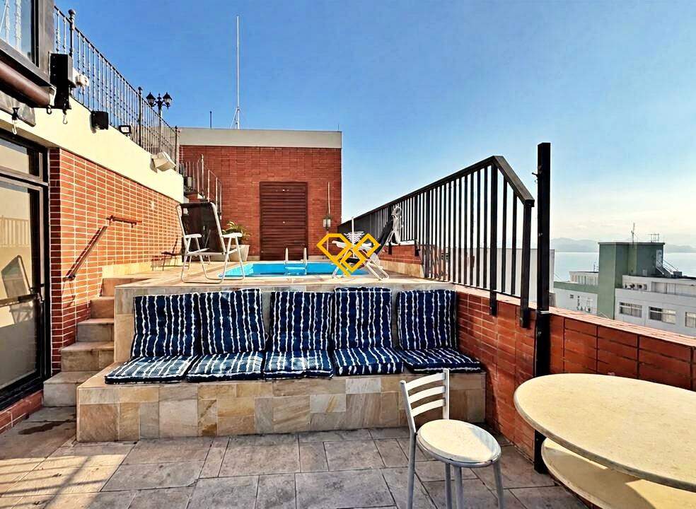 Cobertura à venda no Embaré: Piscina e área externa