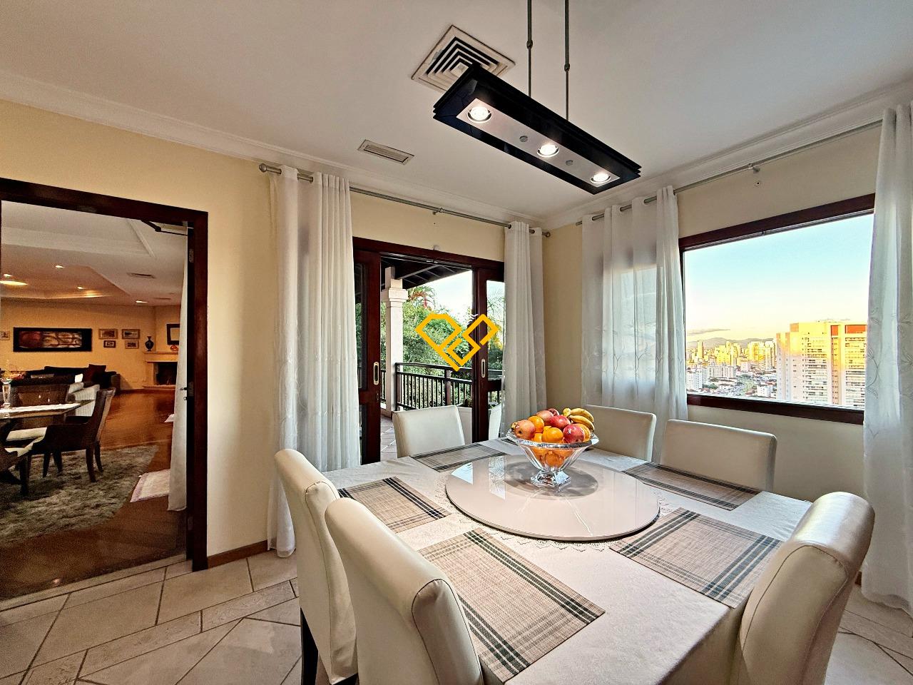 Casa à venda no Santa Terezinha: Sala de jantar térreo