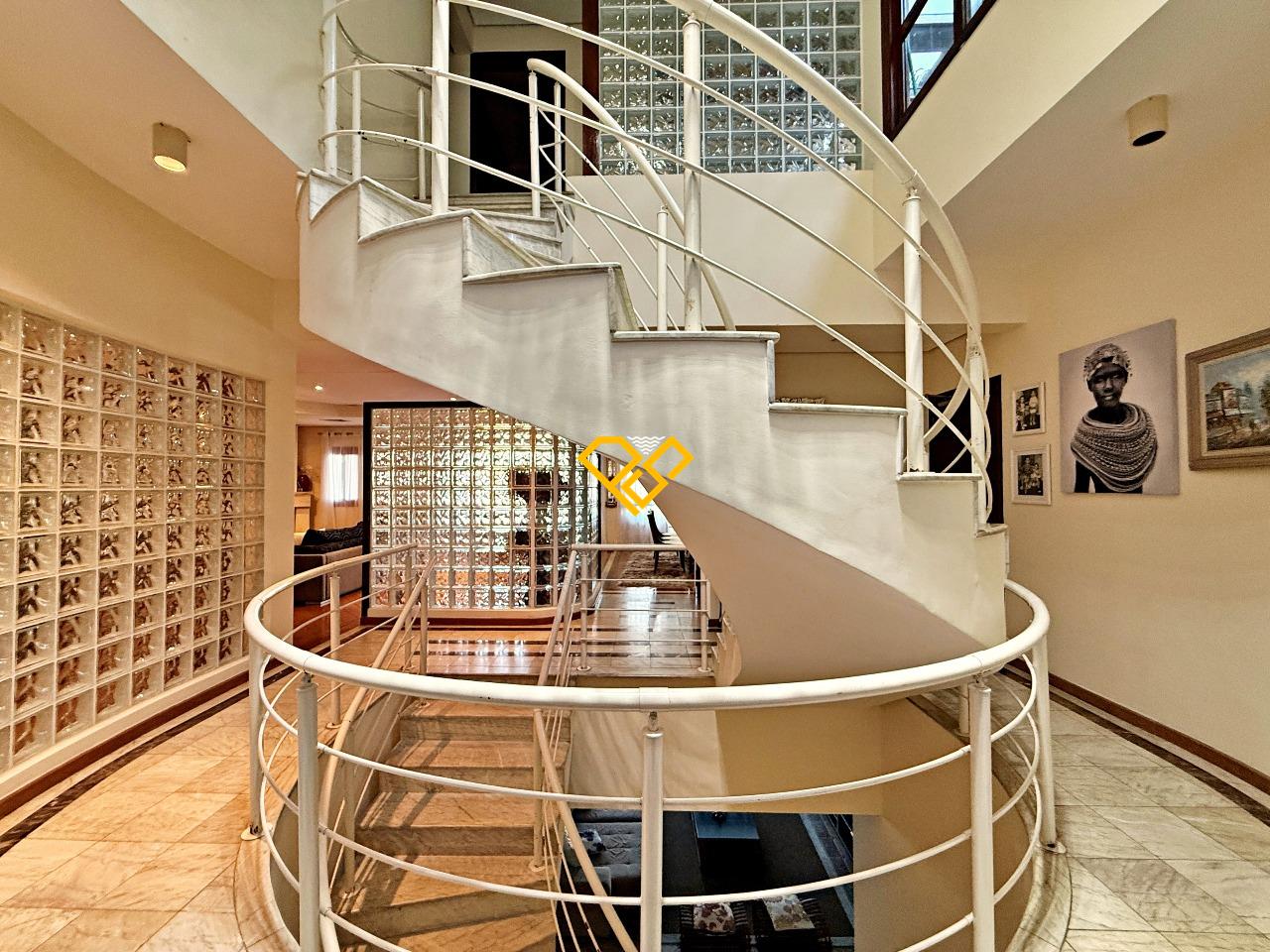 Casa à venda no Santa Terezinha: Escada térreo