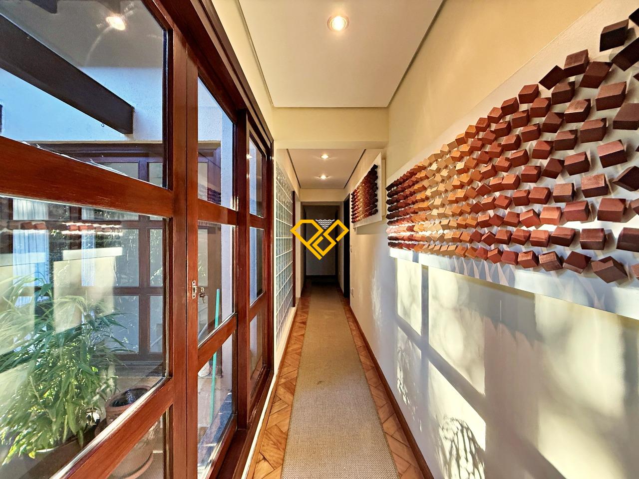 Casa à venda no Santa Terezinha: Corredor íntimo