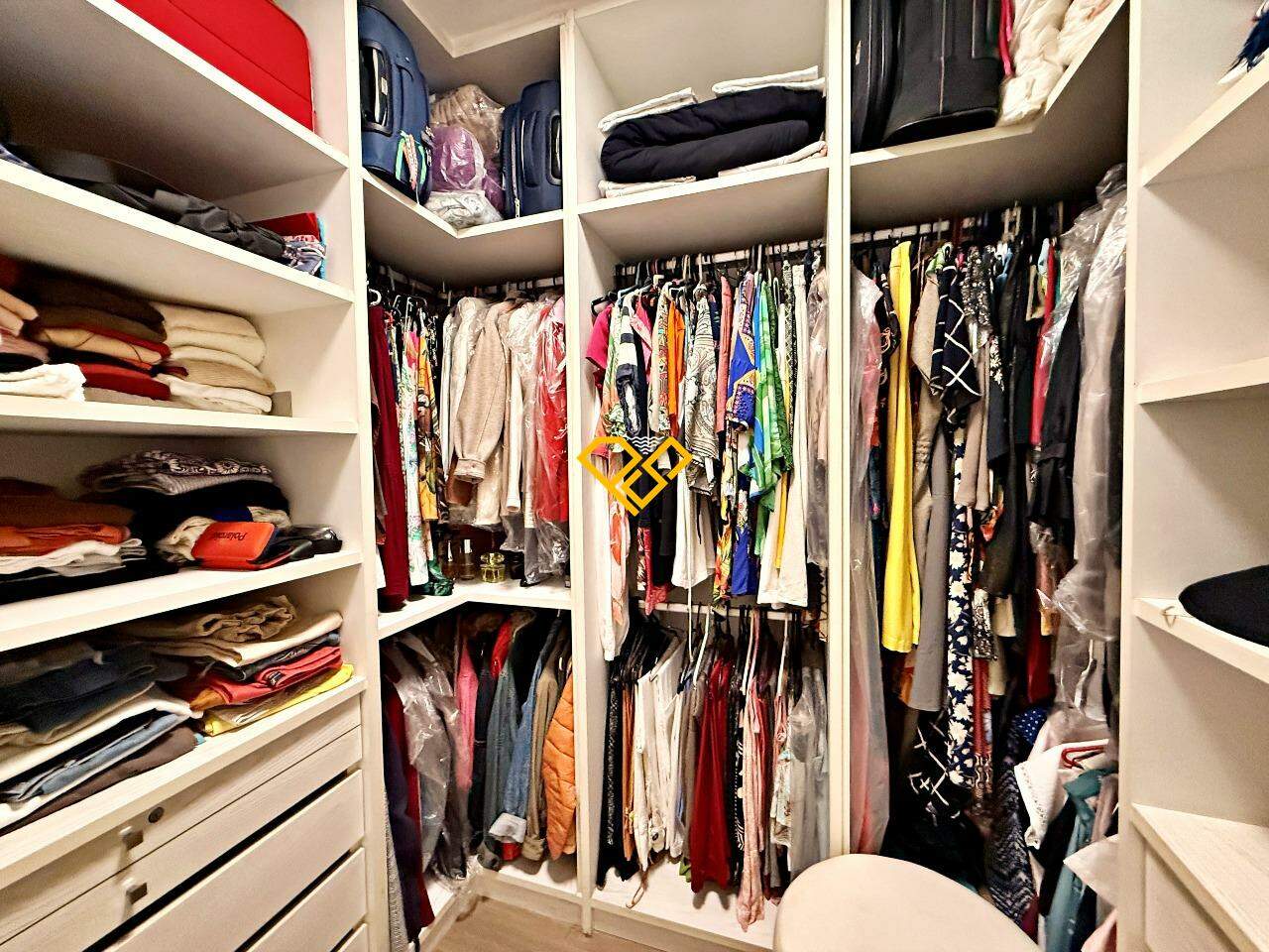 Apartamento à venda no Embaré: Suíte 1 - closet