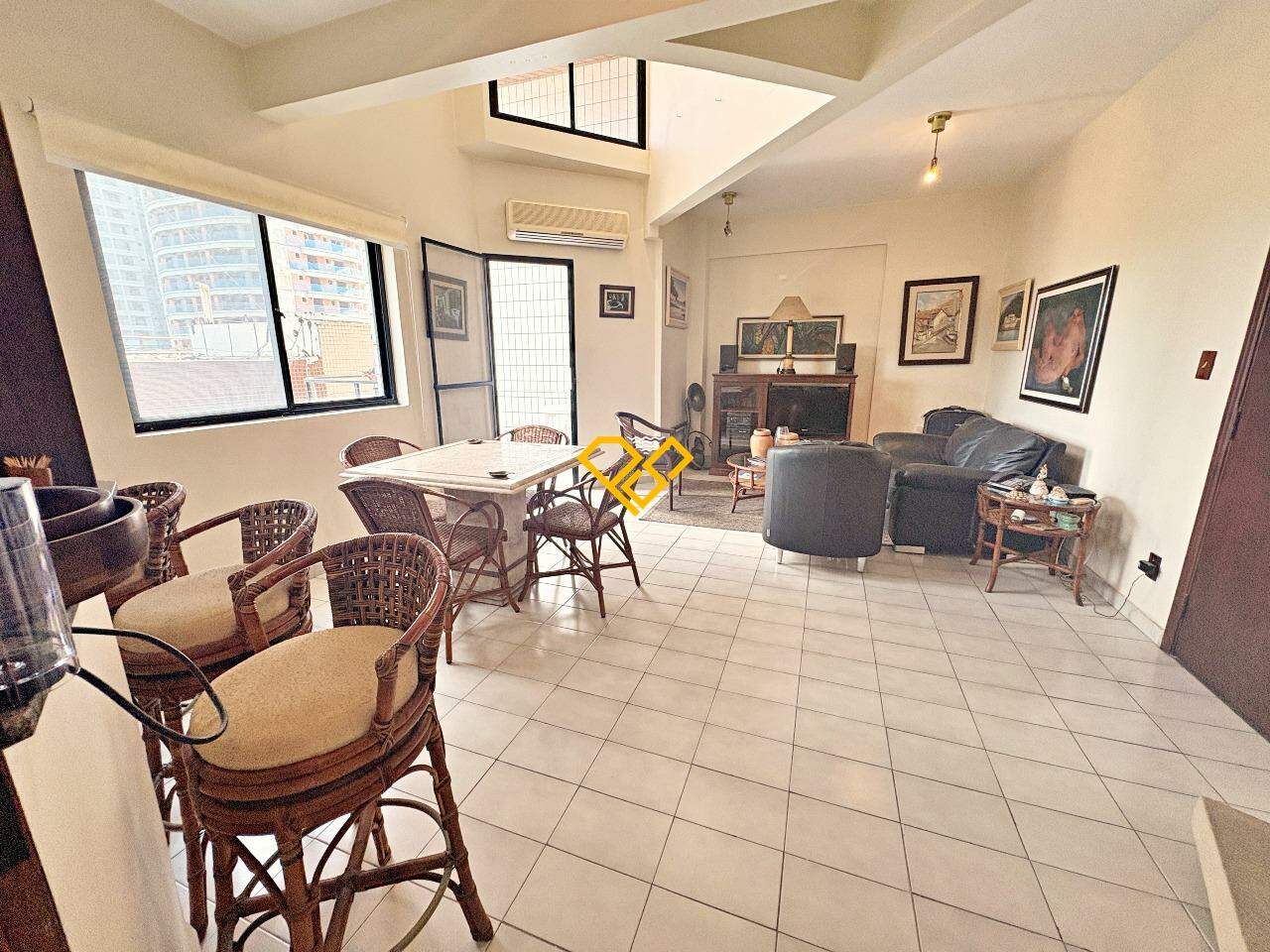 Apartamento Duplex à venda no Ponta da Praia: Sala