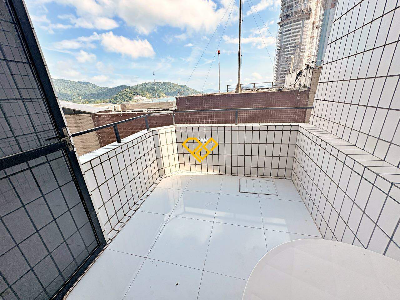 Apartamento Duplex para aluguel no Ponta da Praia: Varanda