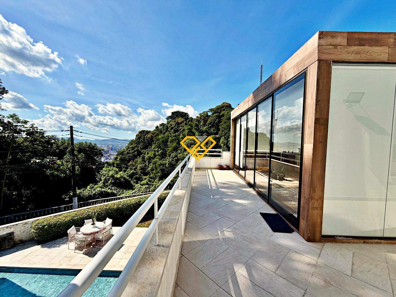 Casa à venda no Santa Terezinha: Varanda