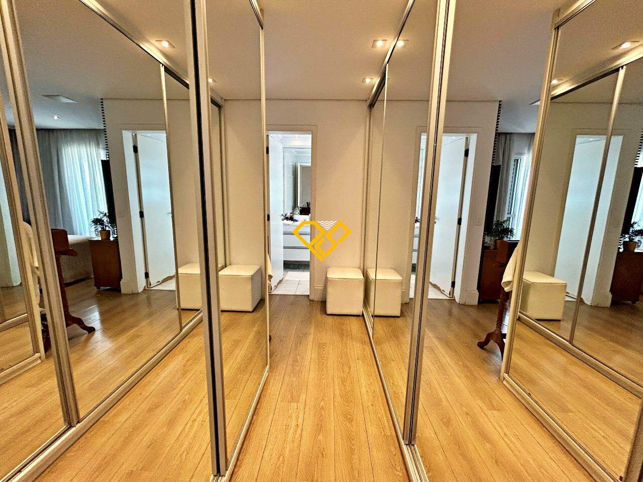 Apartamento à venda no Ponta da Praia: Hall com planejados