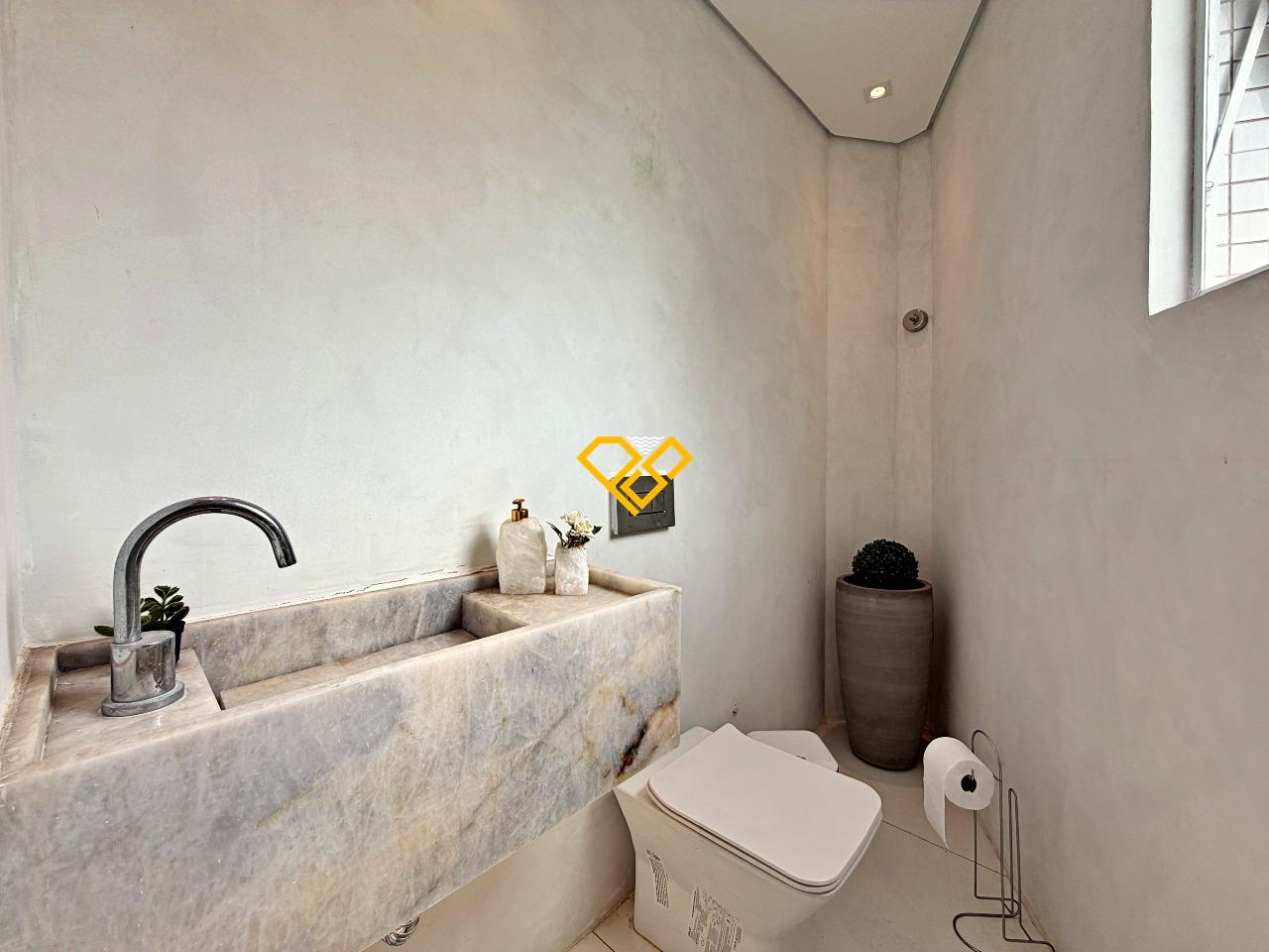 Apartamento Duplex à venda no Ponta da Praia: Lavabo