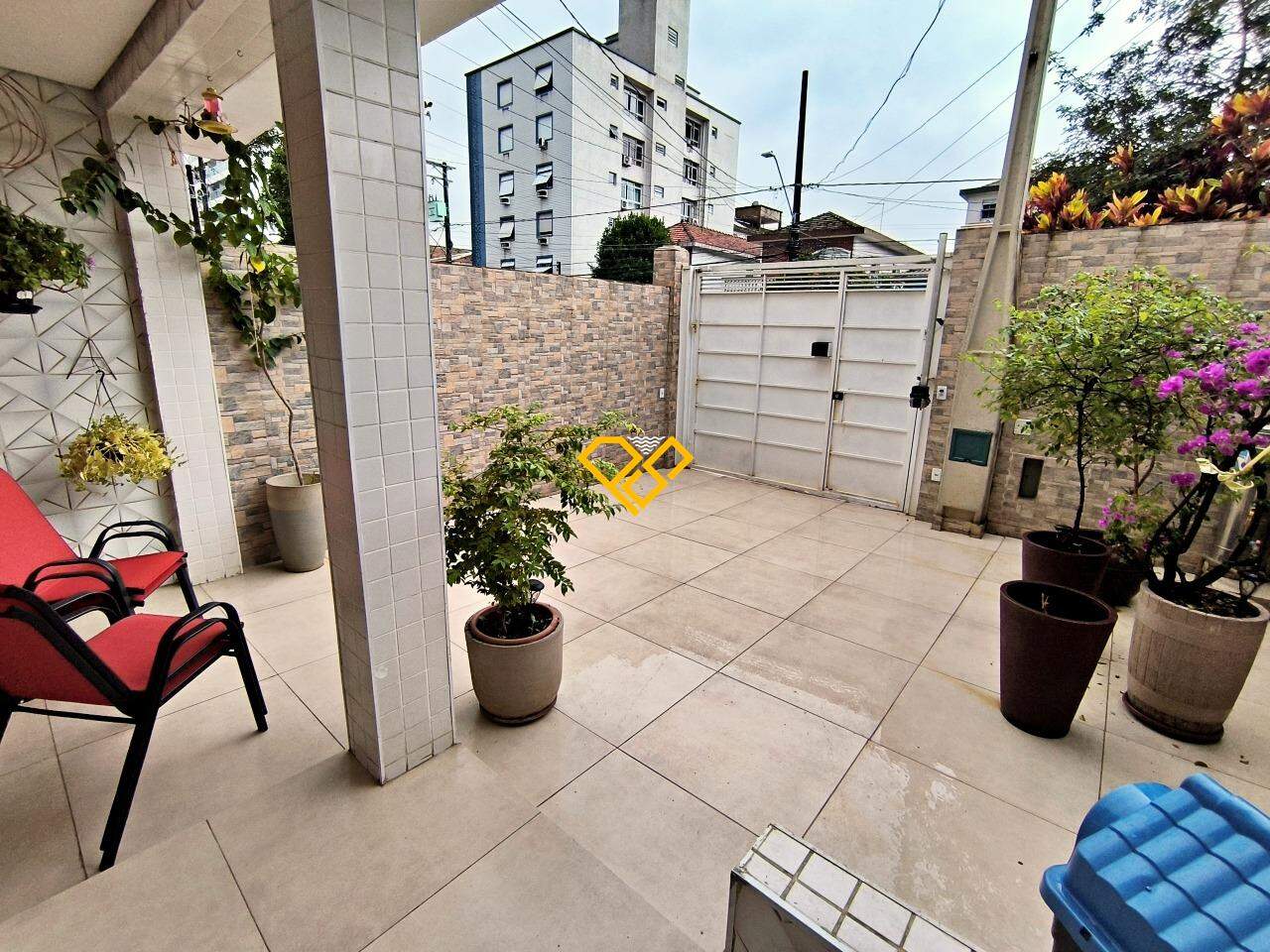 Sobrado à venda no Embaré: Garagem - Quintal