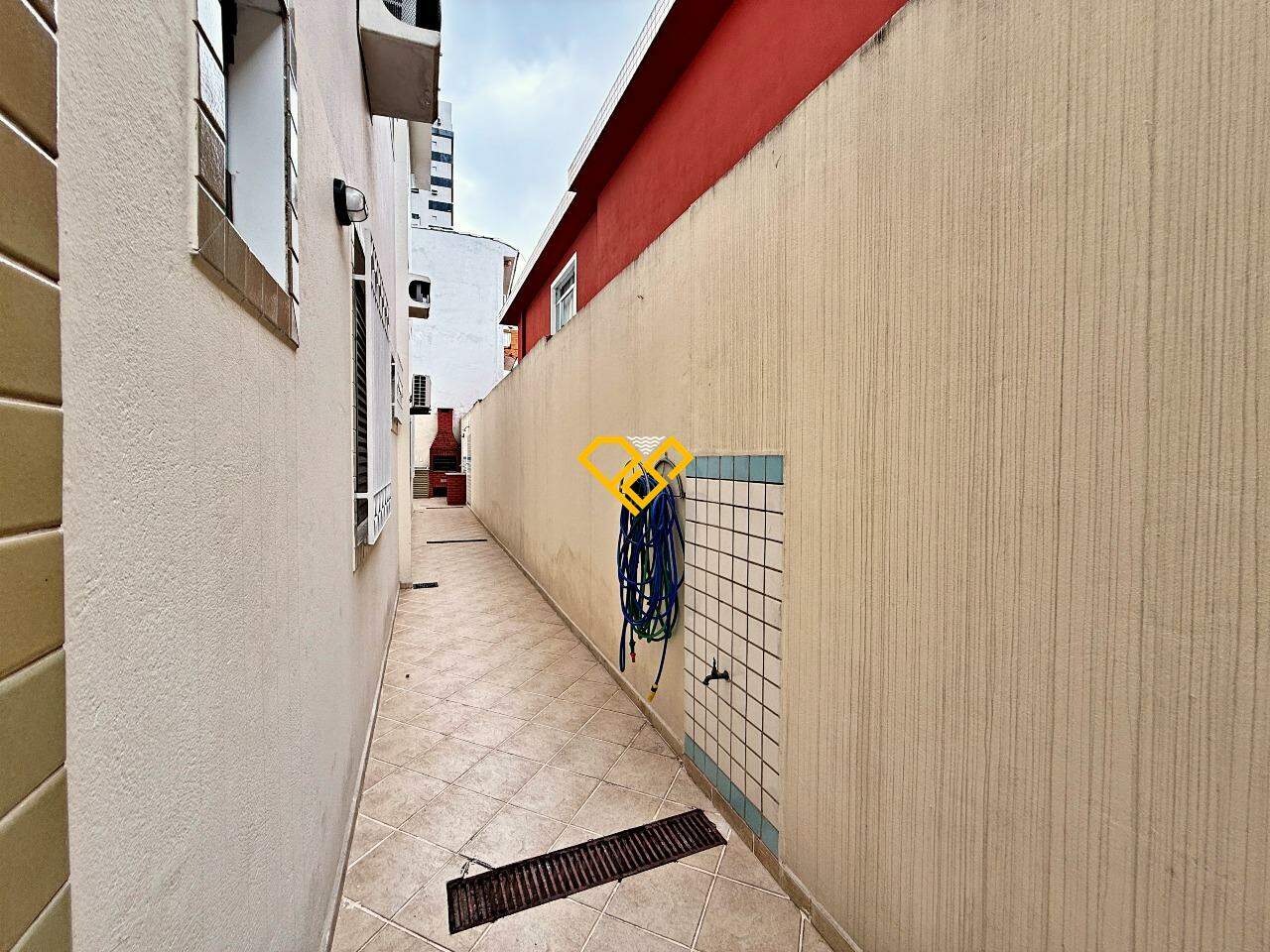 Sobreposta Baixa à venda no Boqueirão: Quintal lateral