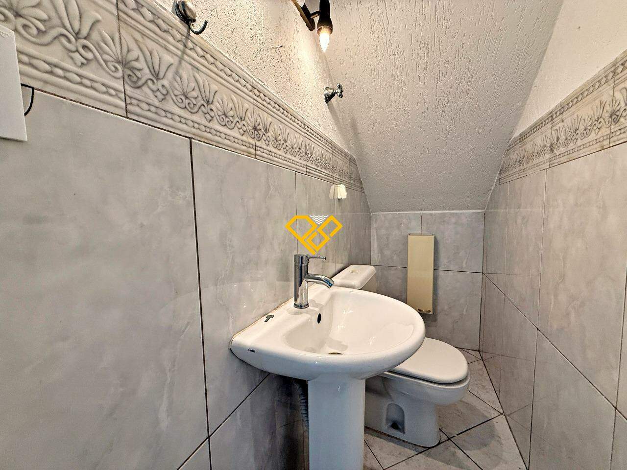 Sobreposta Baixa à venda no Boqueirão: Lavabo