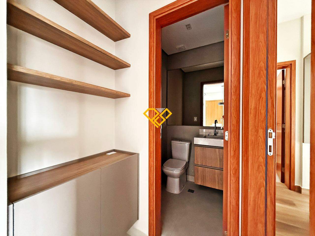 Apartamento à venda no Aparecida: hall íntimo e lavabo