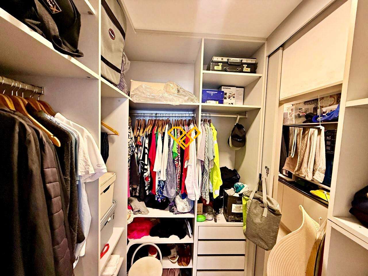Apartamento à venda no Ponta da Praia: Dormitório 1 - suíte - closet