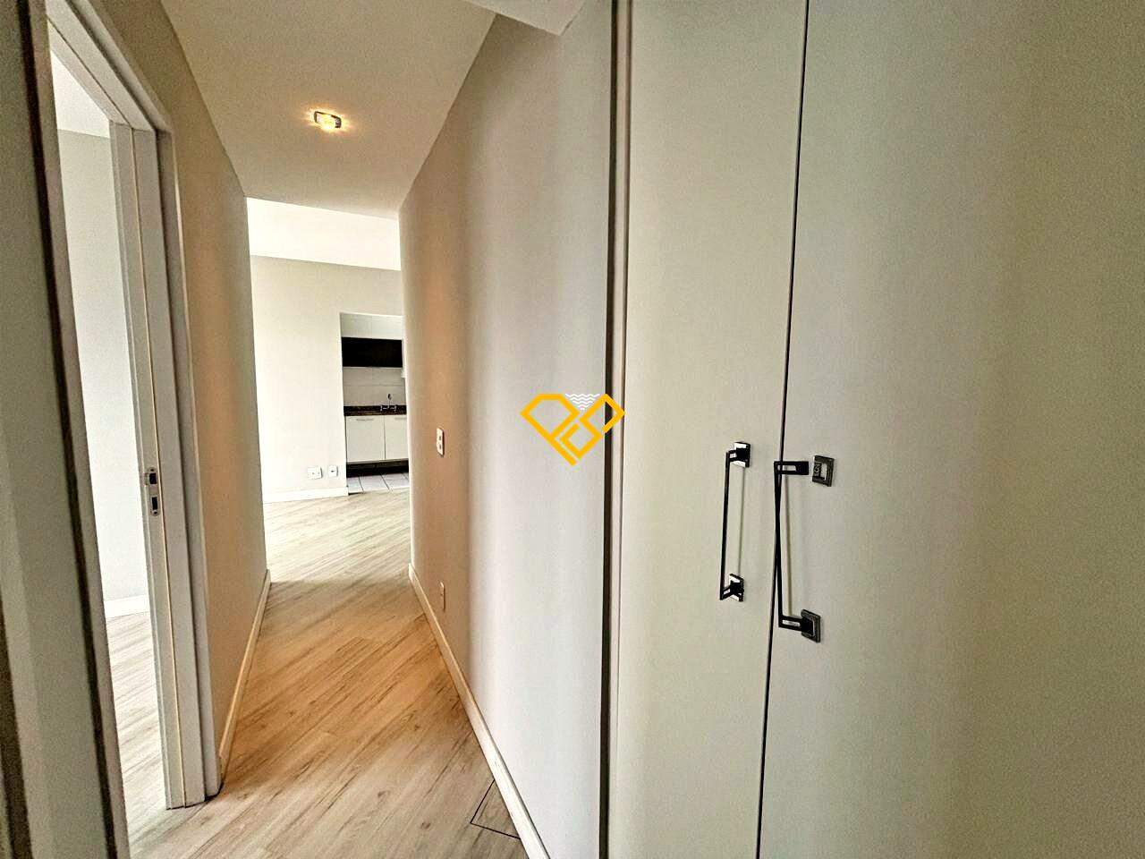Apartamento à venda no Macuco: Área íntima com roupeiro