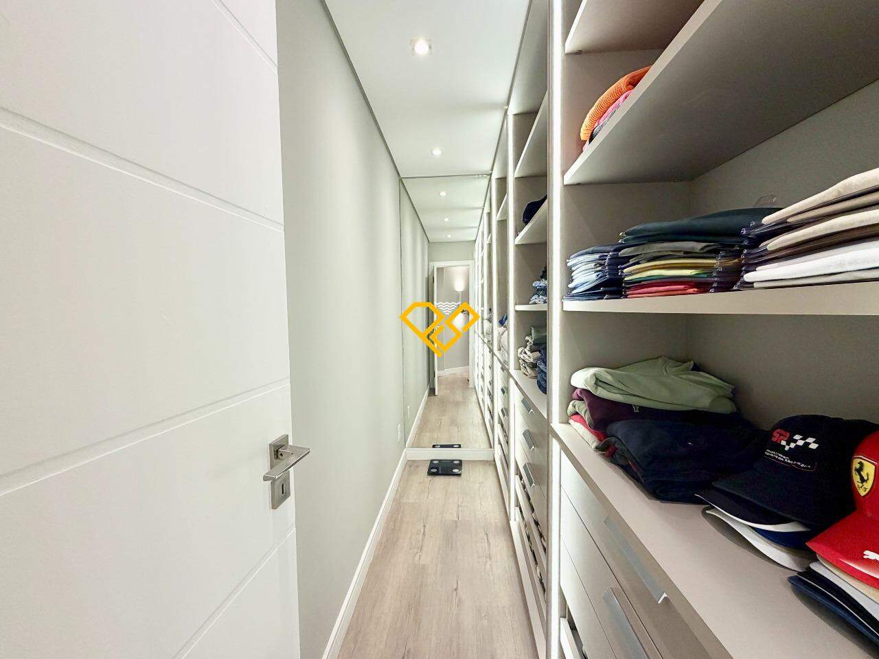 Apartamento à venda no Vila Rica: Suíte 1 - closet senhor