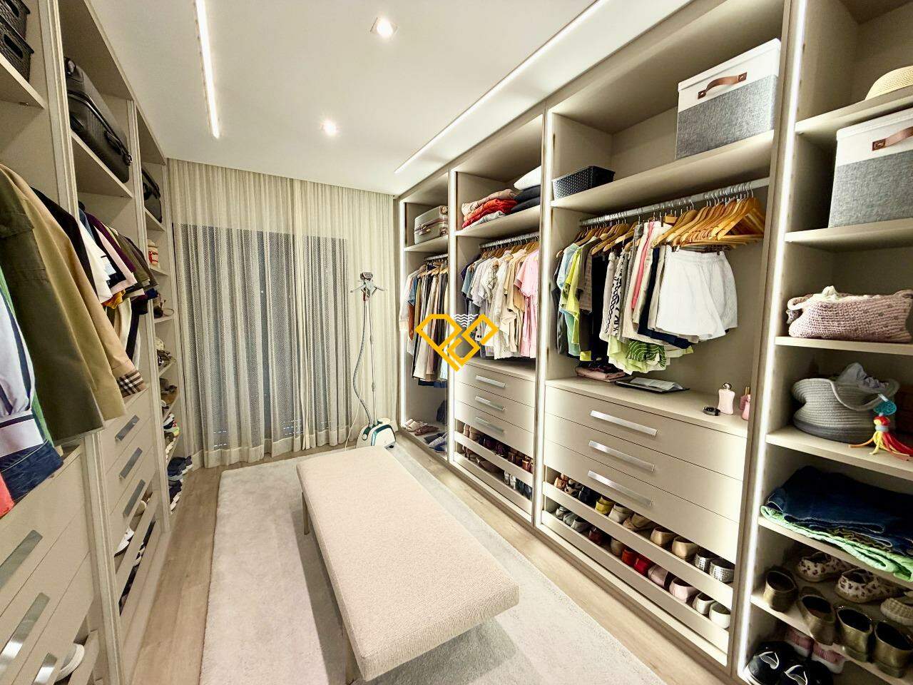 Apartamento à venda no Vila Rica: Suíte 1 - closet senhora