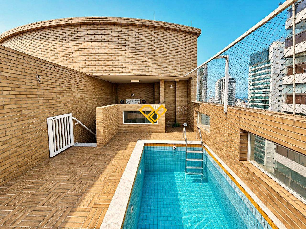 Cobertura à venda no Embaré: Piscina