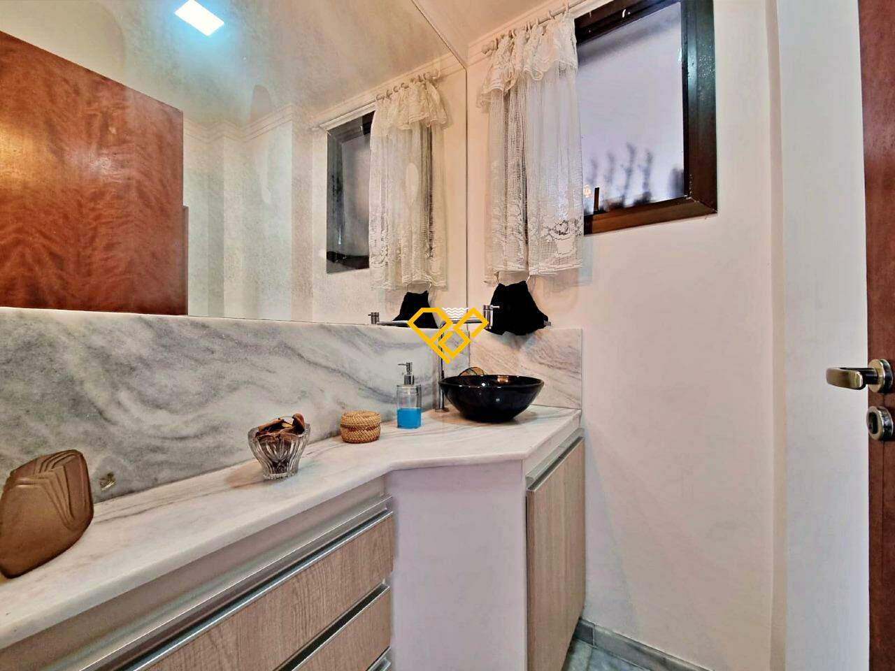 Apartamento à venda no Embaré: Lavabo
