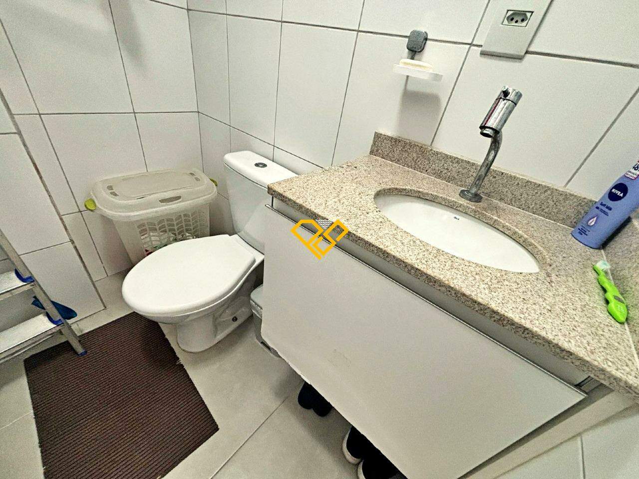 Sobrado à venda no Embaré: Wc de serviço
